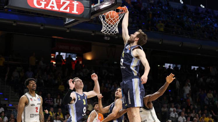 Malte Delow am Ball am Korb Zweikampf Spielszene Aktion Basketball BBL Bundesliga Herren Play Off Halbfinale 2.Spiel Saison 2025 2026 01.06.2026 ALBA Berlin vs BMA365 Bamberg Baskets