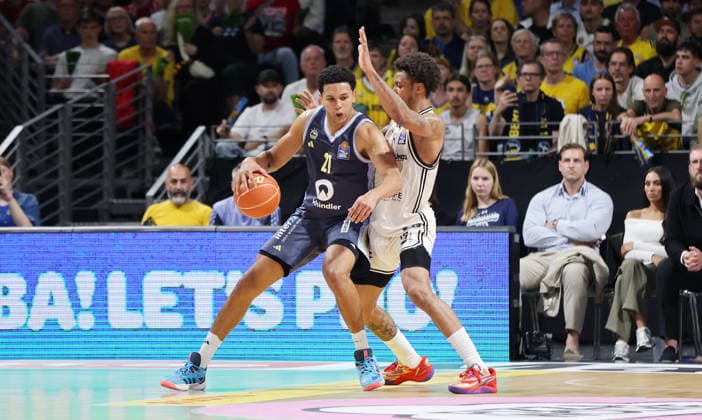 Michael Rataj am Ball, Demarcus Demonia Zweikampf Spielszene Aktion Basketball BBL Bundesliga Herren Play Off Halbfinale 2.Spiel Saison 2025 2026 01.06.2026 ALBA Berlin vs BMA365 Bamberg Baskets