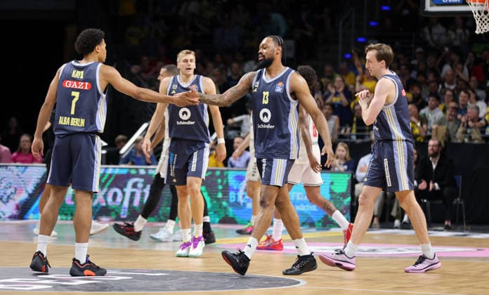Jack Kayil klatscht ab mit J Wan Roberts, Sam Griesel, Moses Wood Freude Emotion Jubel Basketball BBL Bundesliga Herren Play Off Halbfinale 2.Spiel Saison 2025 2026 01.06.2026 ALBA Berlin vs BMA365 Bamberg Baskets