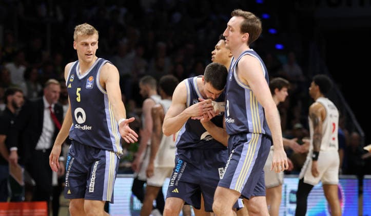 Jonas Mattisseck jubelt mit Moses Wood nach einem Dreier, Sam Griesel Freude Emotion Jubel Basketball BBL Bundesliga Herren Play Off Halbfinale 2.Spiel Saison 2025 2026 01.06.2026 ALBA Berlin vs BMA365 Bamberg Baskets
