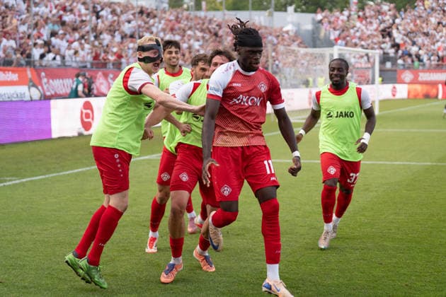 01.06.2026, xhfmx, Fussball Relegation 3.Liga, Kickers Wuerzburg - 1.FC Lok Leipzig Würzburg bejubelt das 2:1 durch Cherif Cisse (FC Würzburger Kickers, 11) gegen Leipzig. Tor, Goal, Jubel, Celebration (DFL DFB REGULATIONS PROHIBIT ANY USE OF PHOTOGRAPHS as IMAGE SEQUENCES and or QUASI-VIDEO) Wuerzburg