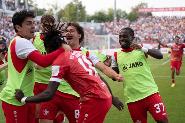 01.06.2026, xhfmx, Fussball Relegation 3.Liga, Kickers Wuerzburg - 1.FC Lok Leipzig Würzburg bejubelt das 2:1 durch Cherif Cisse (FC Würzburger Kickers, 11) gegen Leipzig. Tor, Goal, Jubel, Celebration (DFL DFB REGULATIONS PROHIBIT ANY USE OF PHOTOGRAPHS as IMAGE SEQUENCES and or QUASI-VIDEO) Wuerzburg