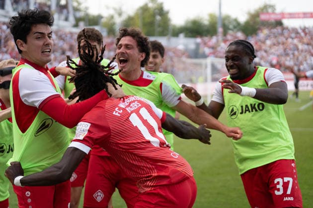 01.06.2026, xhfmx, Fussball Relegation 3.Liga, Kickers Wuerzburg - 1.FC Lok Leipzig Würzburg bejubelt das 2:1 durch Cherif Cisse (FC Würzburger Kickers, 11) gegen Leipzig. Tor, Goal, Jubel, Celebration (DFL DFB REGULATIONS PROHIBIT ANY USE OF PHOTOGRAPHS as IMAGE SEQUENCES and or QUASI-VIDEO) Wuerzburg