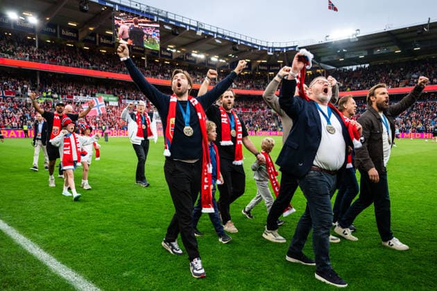 260601 Players of the Norweigan national Ice hockey, Eishockey team celebrated after their bronze medal in IIHF Ice Hockey World Championship, WM, Weltmeisterschaft at half time of the International Friendly, Länderspiel, Nationalmannschaft football match between Norway and Sweden on June 1, 2026 in Oslo. Photo: Marius Simensen BILDBYRAN COP 238 JM0820 bbeng fotboll football soccer fotball träningslandskamp privatlandskamp landskamp international friendly norge norway sverige sweden sverige a Copyright: MARIUSxSIMENSEN BB260601BB838
