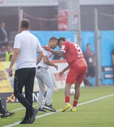 Fußball, Herren, Saison 2025 2026, Aufstiegsspiele zur 3. Liga (Rückspiel), Würzburger Kickers - 1. FC Lok Leipzig, v. l. Trainer Michael Schiele (Würzburger Kickers), Jermain Nischalke (Würzburger Kickers), Jubel nach Tor zum 1:0, 01.06. 2026, Copyright: xMatthiasxKochx