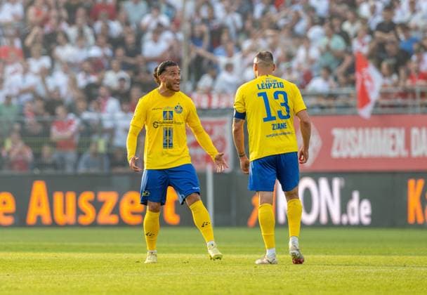 Fußball, Herren, Saison 2025 2026, Aufstiegsspiele zur 3. Liga (Rückspiel), Würzburger Kickers - 1. FC Lok Leipzig, v. l. Malik McLemore (Lok Leipzig), Djamal Ziane (Lok Leipzig), Enttäuschung nach Gegentor Tor zum 2:1, 01.06. 2026, Copyright: xMatthiasxKochx