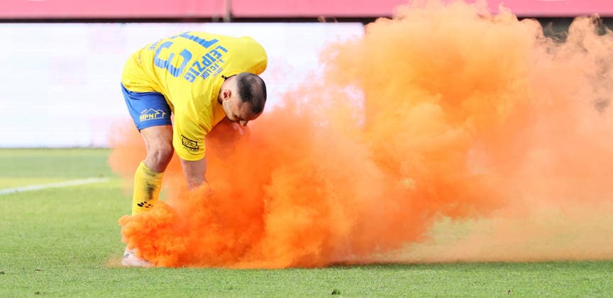 Würzburg, 01.06.2026, Stadion am Dallenberg, Fußball, Aufstiegspiele zur 3.Liga, Rückspiel , FWK Würzburger Kickers vs. 1.FC Lok Leipzig , Im Bild: Djamal Ziane (13, Lok) entfernt einen auf das Feld geworfenen Rauchtopf. , Nur zur redaktionellen Nutzung. Only editorial use. NOFV DFB regulations prohibit any use of photographs as image sequences and or quasi-video. , *** Würzburg, 01 06 2026, Stadion am Dallenberg, Fußball, Aufstiegspiele zur 3 Liga, Rückspiel , FWK Würzburger Kickers vs 1 FC Lok Leipzig , Im Bild Djamal Ziane 13, Lok entfernt einen auf das Feld geworften Rauchopf , Nur zur redaktionellen Nutzung Only editorial use NOFV DFB regulations prohibit any use of photographs as image sequences and or quasi video , Picture Point