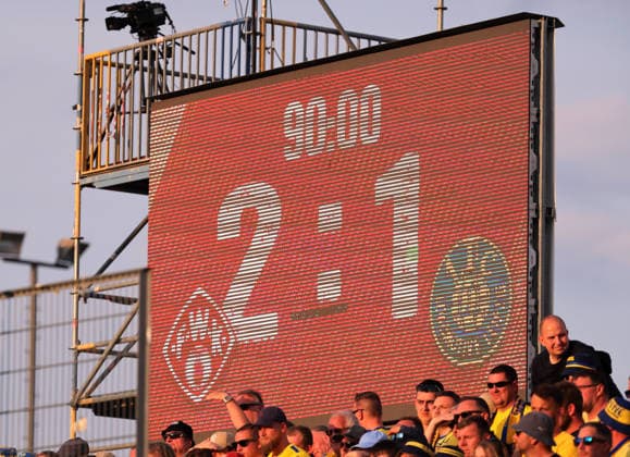Würzburg, 01.06.2026, Stadion am Dallenberg, Fußball, Aufstiegspiele zur 3.Liga, Rückspiel , Würzburger Kickers vs. 1.FC Lok Leipzig 2:1 , Im Bild: Anzeigetafel, Endresultat 2:1 für Würzburg. Nur zur redaktionellen Nutzung. Only editorial use. NOFV DFB regulations prohibit any use of photographs as image sequences and or quasi-video. ,