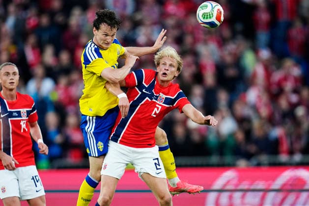 OSLO, NORGE 20260601 Sveriges Hjalmar Ekdal mot Norges Morten Thorsby under mandagens träningslandkamp i fotboll mellan Norge och Sverige pa Ulleval Stadion i Oslo inför fotbolls-VM i sommar.