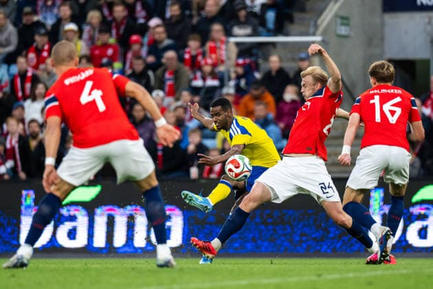 260601 Alexander Isak of Sweden scores 3-1 behind Sondre Langas and Marcus Holmgren Pedersen of Norway during the International Friendly, Länderspiel, Nationalmannschaft football match between Norway and Sweden on June 1, 2026 in Oslo. Photo: Joel Marklund BILDBYRAN kod JM JM0820 bbeng fotboll football soccer fotball träningslandskamp privatlandskamp landskamp international friendly norge norway sverige sweden sverige a Copyright: JOELxMARKLUND BB260601JM118