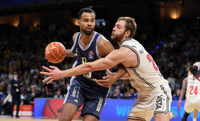 Norris Agbakoko am Ball, Moritz Krimmer Zweikampf Spielszene Aktion Basketball BBL Bundesliga Herren Play Off Halbfinale 2.Spiel Saison 2025 2026 01.06.2026 ALBA Berlin vs BMA365 Bamberg Baskets