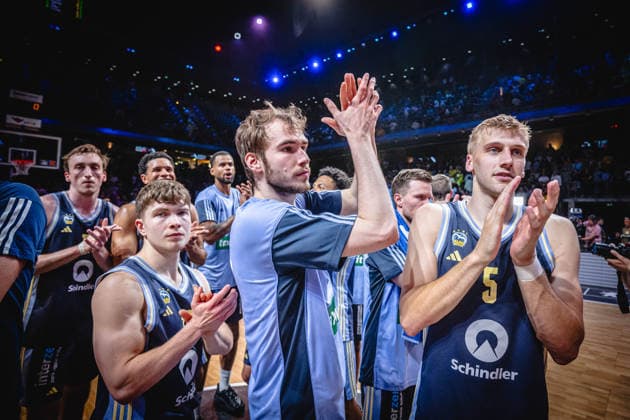 Basketball Berlin 01.06.2026 Saison 2025 2026 EasyCredit BBL 1. Bundesliga Männer, Herren Playoffs Halbfinale Spiel 2 Alba Berlin - BMA365 Bamberg Baskets Alba gewinnt Jubel bennet Hundt (Alba Berlin, No.33) Malte Delow (Alba Berlin, No.06) Sam Griesel (Alba Berlin, No.05)