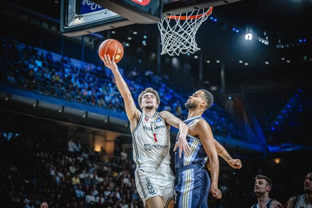 Basketball Berlin 01.06.2026 Saison 2025 2026 EasyCredit BBL 1. Bundesliga Männer, Herren Playoffs Halbfinale Spiel 2 Alba Berlin - BMA365 Bamberg Baskets Zachary Ensminger (Bamberg, No.01) Norris Agbakoko (Alba Berlin, No.17)