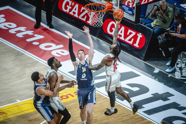 Basketball Berlin 01.06.2026 Saison 2025 2026 EasyCredit BBL 1. Bundesliga Männer, Herren Playoffs Halbfinale Spiel 2 Alba Berlin - BMA365 Bamberg Baskets Cobe Williams (Bamberg, No.24) Justin Bean (Alba Berlin, No.34)