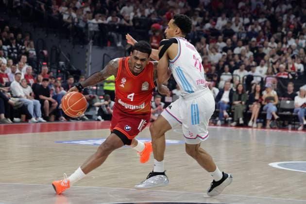 Bayerns 4 Xavier RATHAN-MAYES vs Bonns 21 AMINU. Basketball, Bayern - Bonn. Bundesliga, FC Bayern Basketball - Telekom Baskets Bonn, Playoff Halbfinale, 2.Spiel, Saison 2025-2026, 1.06.2026, in Muenchen, S A P G A R D E N, Deutschland. Quelle Copyright Credit : Oryk HAIST