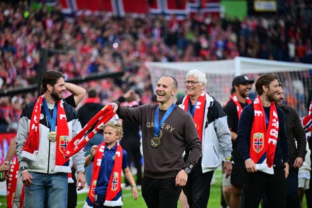 OSLO, NORWAY 20260601 The Norwegian Ice hockey, Eishockey team celebrates after winning the gold medal in the Ice Hockey World Championship, WM, Weltmeisterschaft during Monday s international football training match between Norway and Sweden at Ulleval Stadium in Oslo ahead of this summer s World Cup.