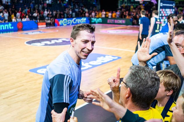 Justin Bean (Alba Berlin 34) Jubel mit Fans 01.06.2026, Alba Berlin vs Bamberg Baskets, Basketball, BBL, Max-Schmeling Halle, Berlin DFL regulations prohibit any use of photographs as image sequences and or quasi-video. Copyright: HMBxMedia xFinnxWeidmann