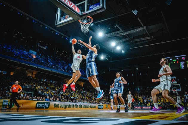 Basketball Berlin 01.06.2026 Saison 2025 2026 EasyCredit BBL 1. Bundesliga Männer, Herren Playoffs Halbfinale Spiel 2 Alba Berlin - BMA365 Bamberg Baskets Austin Crowley (Bamberg, No.55) Michael Rataj (Alba Berlin, No.21)