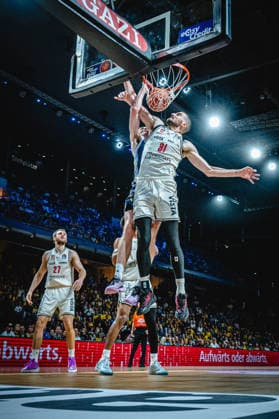Basketball Berlin 01.06.2026 Saison 2025 2026 EasyCredit BBL 1. Bundesliga Männer, Herren Playoffs Halbfinale Spiel 2 Alba Berlin - BMA365 Bamberg Baskets Moses Wood (Alba Berlin, No.11) Daniel Keppeler (Bamberg, No.31)