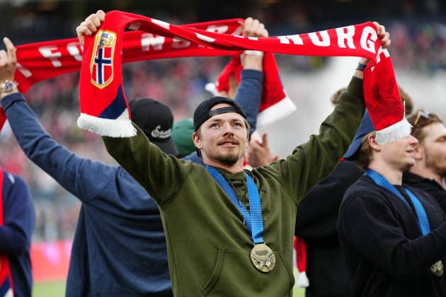 OSLO, NORWAY 20260601 The Norwegian Ice hockey, Eishockey team celebrates after winning the gold medal in the Ice Hockey World Championship, WM, Weltmeisterschaft during Monday s friendly match between Norway and Sweden at Ulleval Stadium in Oslo ahead of the World Cup this summer.
