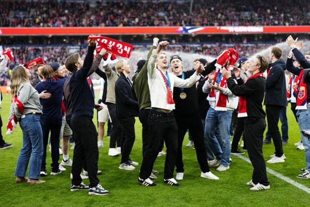 OSLO, NORWAY 20260601 The Norwegian Ice hockey, Eishockey team celebrates after winning the gold medal in the Ice Hockey World Championship, WM, Weltmeisterschaft during Monday s friendly match between Norway and Sweden at Ulleval Stadium in Oslo ahead of the World Cup this summer.