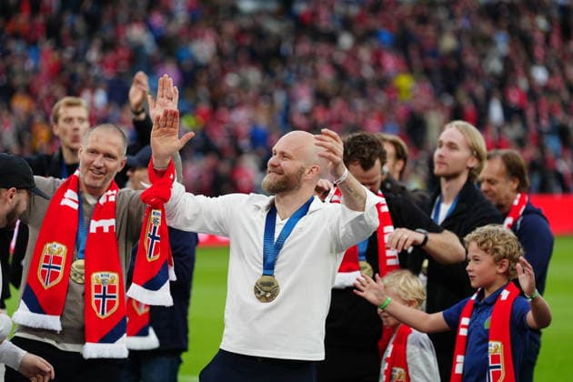 OSLO, NORWAY 20260601 The Norwegian Ice hockey, Eishockey team celebrates after winning the gold medal in the Ice Hockey World Championship, WM, Weltmeisterschaft during Monday s friendly match between Norway and Sweden at Ulleval Stadium in Oslo ahead of the World Cup this summer.
