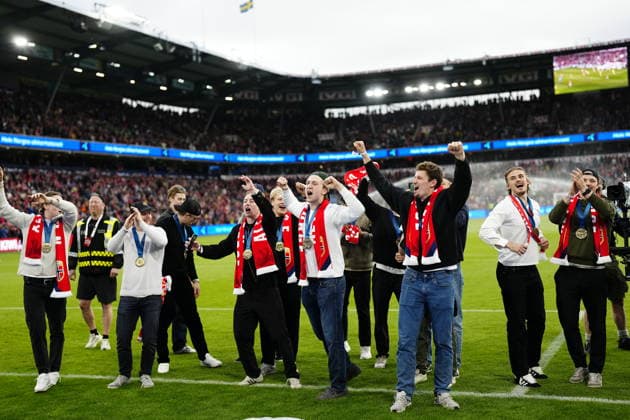 OSLO, NORWAY 20260601 The Norwegian Ice hockey, Eishockey team celebrates after winning the gold medal in the Ice Hockey World Championship, WM, Weltmeisterschaft during Monday s friendly match between Norway and Sweden at Ulleval Stadium in Oslo ahead of the World Cup this summer.