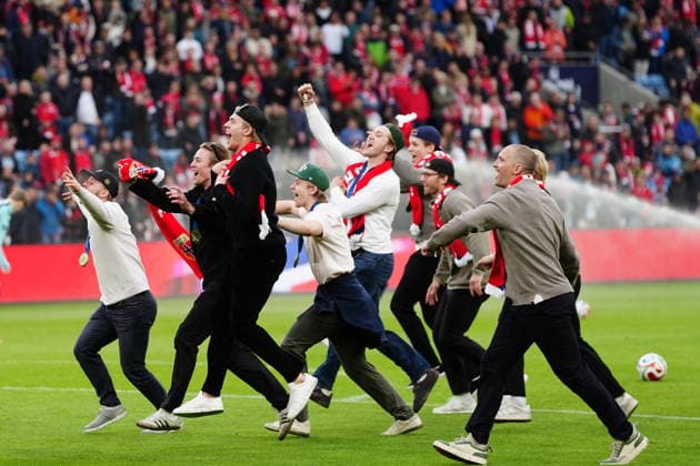 OSLO, NORWAY 20260601 The Norwegian Ice hockey, Eishockey team celebrates after winning the gold medal in the Ice Hockey World Championship, WM, Weltmeisterschaft during Monday s friendly match between Norway and Sweden at Ulleval Stadium in Oslo ahead of the World Cup this summer.