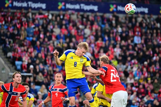 OSLO, NORGE 20260601 Sveriges Daniel Svensson och Norges Sondre Klingen Langas i luftduell under mandagens träningslandskamp i fotboll mellan Norge och Sverige pa Ulleval Stadion i Oslo inför fotbolls-VM i sommar.