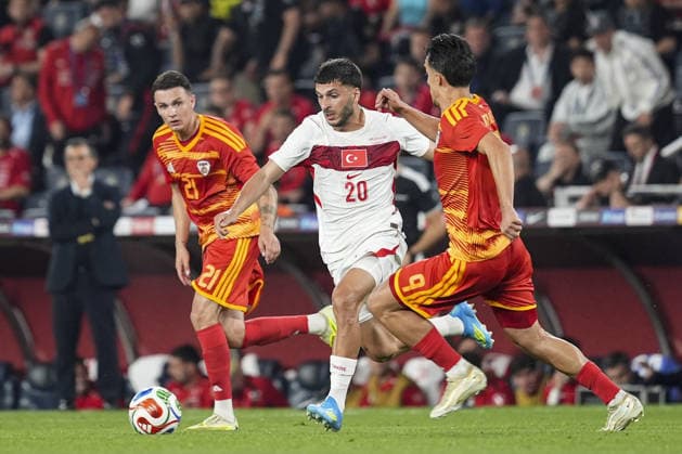 Turkiye v North Macedonia - Friendly match ISTANBUL, TURKIYE - JUNE 1: Oguz Aydin (20) of Turkiye competes against Jani Atanasov (21) of North Macedonia during the International Friendly, Länderspiel, Nationalmannschaft match between Turkiye and North Macedonia at Chobani Stadium, on June 1, 2026, in Istanbul, Turkiye. Beyza Comert Anadolu Istanbul Turkey. Editorial use only. Please get in touch for any other usage.  Copyright: x2026xAnadoluxBeyzaxComertx