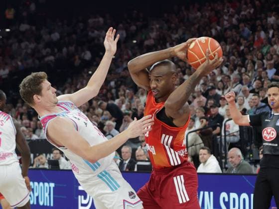 Bonns 33 HECKMANN vs Bayerns 22 Isiaha MIKE. Basketball, Bayern - Bonn. Bundesliga, FC Bayern Basketball - Telekom Baskets Bonn, Playoff Halbfinale, 2.Spiel, Saison 2025-2026, 1.06.2026, in Muenchen, S A P G A R D E N, Deutschland. Quelle Copyright Credit : Oryk HAIST