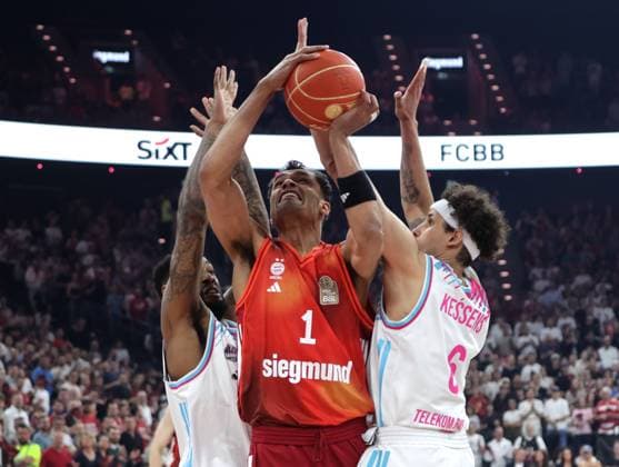 Bayerns 1 Oscar DA SILVA zwischen Bonns 4 GARRETT und Bonns 6 KESSENS. Basketball, Bayern - Bonn. Bundesliga, FC Bayern Basketball - Telekom Baskets Bonn, Playoff Halbfinale, 2.Spiel, Saison 2025-2026, 1.06.2026, in Muenchen, S A P G A R D E N, Deutschland. Quelle Copyright Credit : Oryk HAIST
