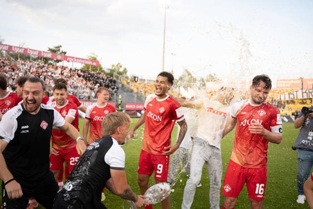 01.06.2026, xhfmx, Fussball Relegation 3.Liga, Kickers Wuerzburg - 1.FC Lok Leipzig Würzburg bejubelt den Aufstieg in die 3. Liga. (DFL DFB REGULATIONS PROHIBIT ANY USE OF PHOTOGRAPHS as IMAGE SEQUENCES and or QUASI-VIDEO) Wuerzburg *** 01 06 2026, xhfmx, Soccer Relegation 3 Liga, Kickers Wuerzburg 1 FC Lok Leipzig Wuerzburg celebrates promotion to the 3 Liga DFL DFB REGULATIONS PROHIBIT ANY USE OF PHOTOGRAPHS as IMAGE SEQUENCES and or QUASI VIDEO Wuerzburg