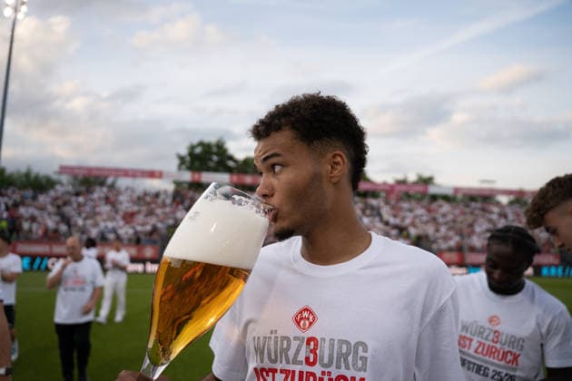 01.06.2026, xhfmx, Fussball Relegation 3.Liga, Kickers Wuerzburg - 1.FC Lok Leipzig Würzburg feiert den Aufstieg in die 3. Liga Jermain Nischalke (FC Würzburger Kickers, 9) (DFL DFB REGULATIONS PROHIBIT ANY USE OF PHOTOGRAPHS as IMAGE SEQUENCES and or QUASI-VIDEO) Wuerzburg
