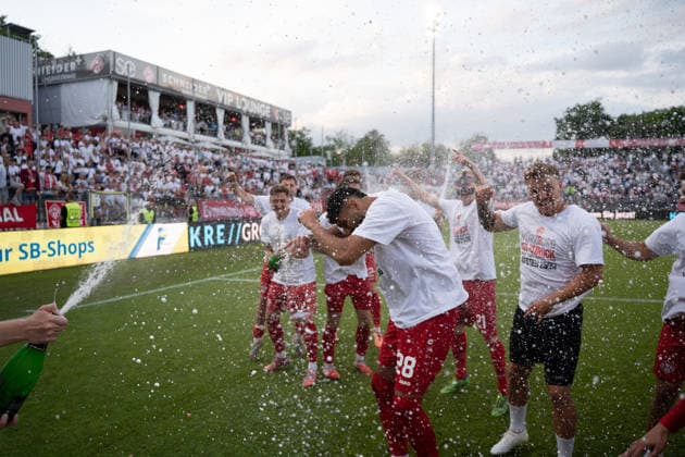 01.06.2026, xhfmx, Fussball Relegation 3.Liga, Kickers Wuerzburg - 1.FC Lok Leipzig Die Mannschaft der Würzburger feiert den Aufstieg in die 3. Liga. (DFL DFB REGULATIONS PROHIBIT ANY USE OF PHOTOGRAPHS as IMAGE SEQUENCES and or QUASI-VIDEO) Wuerzburg