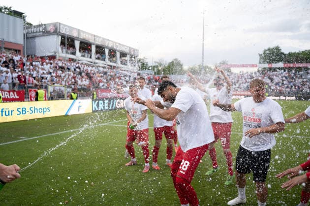 01.06.2026, xhfmx, Fussball Relegation 3.Liga, Kickers Wuerzburg - 1.FC Lok Leipzig Die Mannschaft der Würzburger feiert den Aufstieg in die 3. Liga. (DFL DFB REGULATIONS PROHIBIT ANY USE OF PHOTOGRAPHS as IMAGE SEQUENCES and or QUASI-VIDEO) Wuerzburg