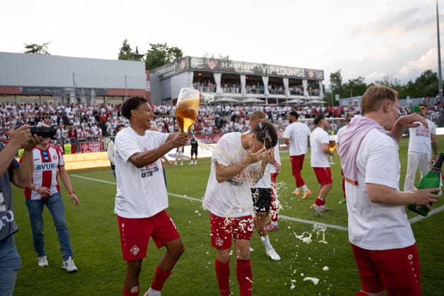 01.06.2026, xhfmx, Fussball Relegation 3.Liga, Kickers Wuerzburg - 1.FC Lok Leipzig Die Mannschaft der Würzburger feiert den Aufstieg in die 3. Liga. (DFL DFB REGULATIONS PROHIBIT ANY USE OF PHOTOGRAPHS as IMAGE SEQUENCES and or QUASI-VIDEO) Wuerzburg