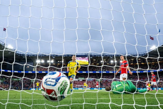 260601 Sebastian Nanasi of Sweden during the 3-1-goal scored by Alexander Isak (not pictured) behind goalkeeper orjan Nyland and Leo ostigard of Norway during the International Friendly, Länderspiel, Nationalmannschaft football match between Norway and Sweden on June 1, 2026 in Oslo. Photo: Joel Marklund BILDBYRAN kod JM JM0820 bbeng fotboll football soccer fotball träningslandskamp privatlandskamp landskamp international friendly norge norway sverige sweden sverige a depp Copyright: JOELxMARKLUND BB260601JM143