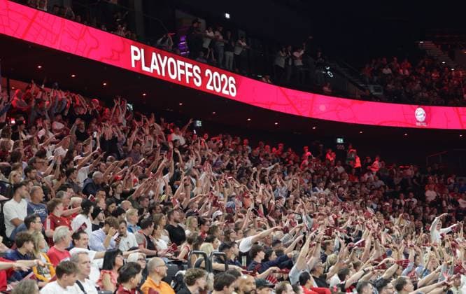 La Ola - Welle in der Halle. Basketball, Bayern - Bonn. Bundesliga, FC Bayern Basketball - Telekom Baskets Bonn, Playoff Halbfinale, 2.Spiel, Saison 2025-2026, 1.06.2026, in Muenchen, S A P G A R D E N, Deutschland. Quelle Copyright Credit : Oryk HAIST