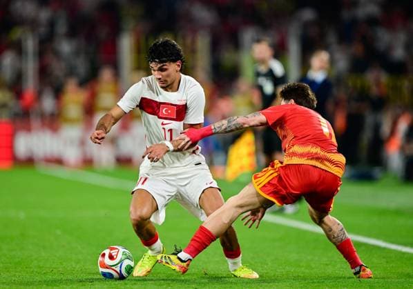 Turkiye v North Macedonia - Friendly match ISTANBUL, TURKIYE - JUNE 1: Can Uzun of Turkiye competes against Darko Churlinov of North Macedonia during the International Friendly, Länderspiel, Nationalmannschaft match between Turkiye and North Macedonia at Chobani Stadium, on June 1, 2026, in Istanbul, Turkiye. Cem Tekkesinoglu Anadolu Istanbul Turkey. Editorial use only. Please get in touch for any other usage.  Copyright: x2026xAnadoluxCemxTekkesinoglux