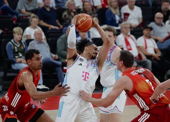 In Bedraengnis . . . Bonns 1 BAEHRE (BÄHRE). Basketball, Bayern - Bonn. Bundesliga, FC Bayern Basketball - Telekom Baskets Bonn, Playoff Halbfinale, 2.Spiel, Saison 2025-2026, 1.06.2026, in Muenchen, S A P G A R D E N, Deutschland. Quelle Copyright Credit : Oryk HAIST