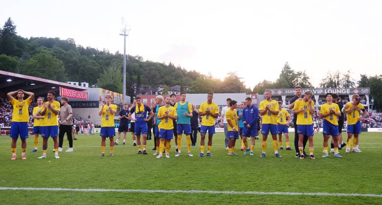 Würzburg, 01.06.2026, Stadion am Dallenberg, Fußball, Aufstiegspiele zur 3.Liga, Rückspiel , Würzburger Kickers vs. 1.FC Lok Leipzig 2:1 , Enttäuschung. Lok Leipzig hat wieder den Aufstieg in Liga 3 verpasst , Nur zur redaktionellen Nutzung. Only editorial use. NOFV BFV DFB regulations prohibit any use of photographs as image sequences and or quasi-video. ,