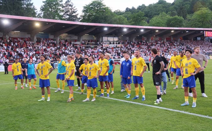 Würzburg, 01.06.2026, Stadion am Dallenberg, Fußball, Aufstiegspiele zur 3.Liga, Rückspiel , Würzburger Kickers vs. 1.FC Lok Leipzig 2:1 , Enttäuschung. Lok Leipzig hat wieder den Aufstieg in Liga 3 verpasst , Nur zur redaktionellen Nutzung. Only editorial use. NOFV BFV DFB regulations prohibit any use of photographs as image sequences and or quasi-video. ,
