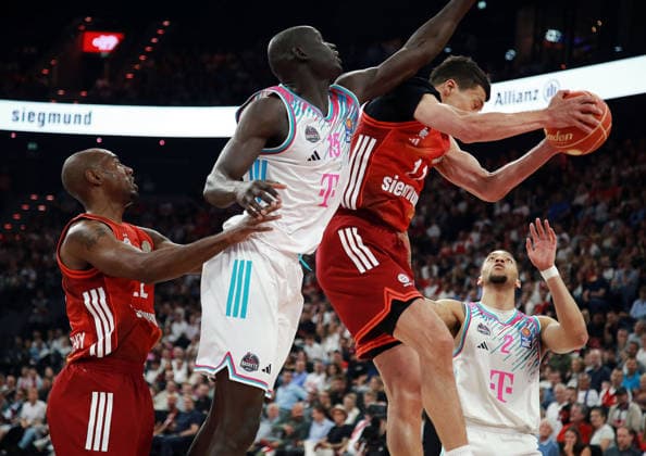 von links Isiaha MIKE (M?nchen), Kur JONGKUCHVladimir LUCIC (Muenchen), Herren Basketball Bundesliga, 2025 26, play off Halbfinale, zweites Spiel, FC Bayern Muenchen Basketball vs Telekom Baskets Bonn, SAP Garden3, 01.06.26 Copyright: WolfgangxFehrmann