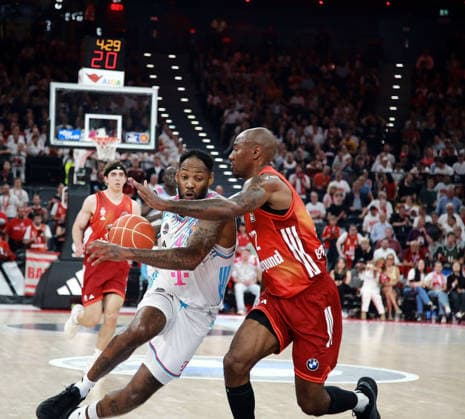 von links Jaff GARRET (Bonn), Isiaha MIKE (M?nchen), Herren Basketball Bundesliga, 2025 26, play off Halbfinale, zweites Spiel, FC Bayern Muenchen Basketball vs Telekom Baskets Bonn, SAP Garden3, 01.06.26 Copyright: WolfgangxFehrmann