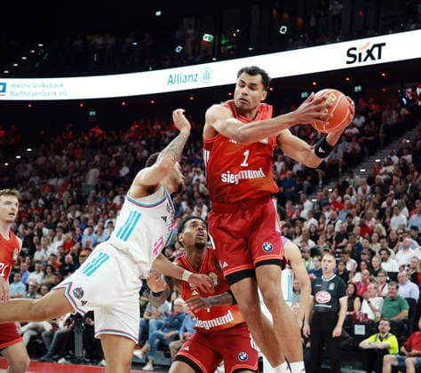 von links Alijah COMITHIER (Bonn), Oscar da SILVA (Muenchen), Herren Basketball Bundesliga, 2025 26, play off Halbfinale, zweites Spiel, FC Bayern Muenchen Basketball vs Telekom Baskets Bonn, SAP Garden3, 01.06.26 *** from left Alijah COMITHIER Bonn , Oscar da SILVA Muenchen , Mens Basketball Bundesliga, 2025 26, play off semi-final, second match, FC Bayern Muenchen Basketball vs Telekom Baskets Bonn, SAP Garden3, 01 06 26 Copyright: WolfgangxFehrmann