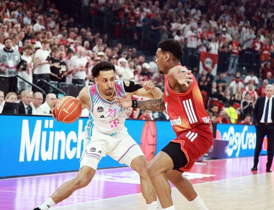 von links Joel AMINU (Bonn), Xavier RATHAN-MAYES (Muenchen), Herren Basketball Bundesliga, 2025 26, play off Halbfinale, zweites Spiel, FC Bayern Muenchen Basketball vs Telekom Baskets Bonn, SAP Garden3, 01.06.26 Copyright: WolfgangxFehrmann