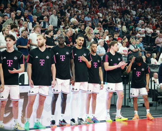 Bonner Spieler vor dem Start Herren Basketball Bundesliga, 2025 26, play off Halbfinale, zweites Spiel, FC Bayern Muenchen Basketball vs Telekom Baskets Bonn, SAP Garden3, 01.06.26 Copyright: WolfgangxFehrmann