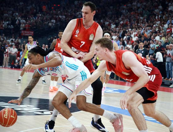 von links vorn Jalen FINCH (Bonn), Justus HOLLATZ (Muenchen), Herren Basketball Bundesliga, 2025 26, play off Halbfinale, zweites Spiel, FC Bayern Muenchen Basketball vs Telekom Baskets Bonn, SAP Garden3, 01.06.26 Copyright: WolfgangxFehrmann