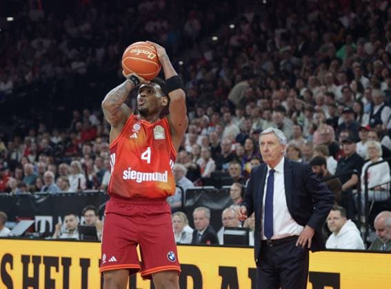 Vor kritischen Blicken . . . Bayerns 4 Xavier RATHAN-MAYES und FCBB - Trainer Svetislav PESIC. Basketball, Bayern - Bonn. Bundesliga, FC Bayern Basketball - Telekom Baskets Bonn, Playoff Halbfinale, 2.Spiel, Saison 2025-2026, 1.06.2026, in Muenchen, S A P G A R D E N, Deutschland. Quelle Copyright Credit : Oryk HAIST